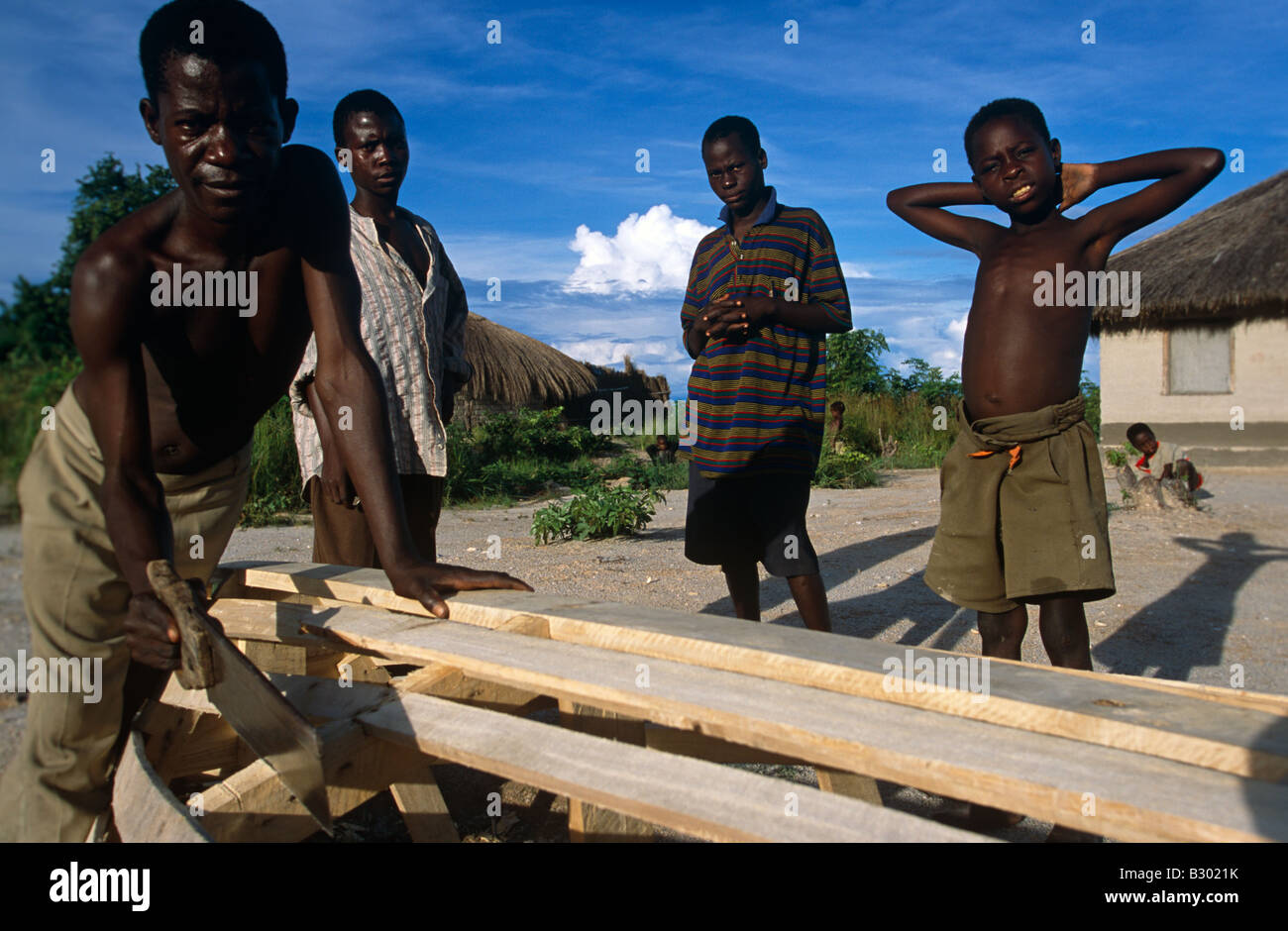 Männer machen ein Holzboot in Malawi. Stockfoto