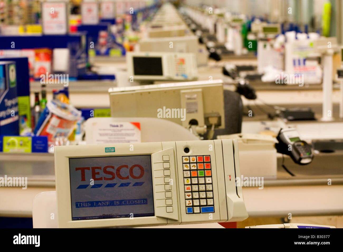 Geschlossene Tesco Kasse Kassen. Stockfoto