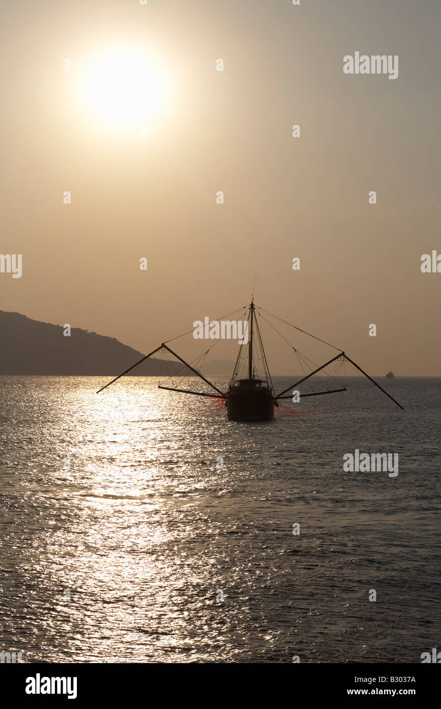 Fischerboot auf dem Wasser, Hong Kong, China Stockfoto