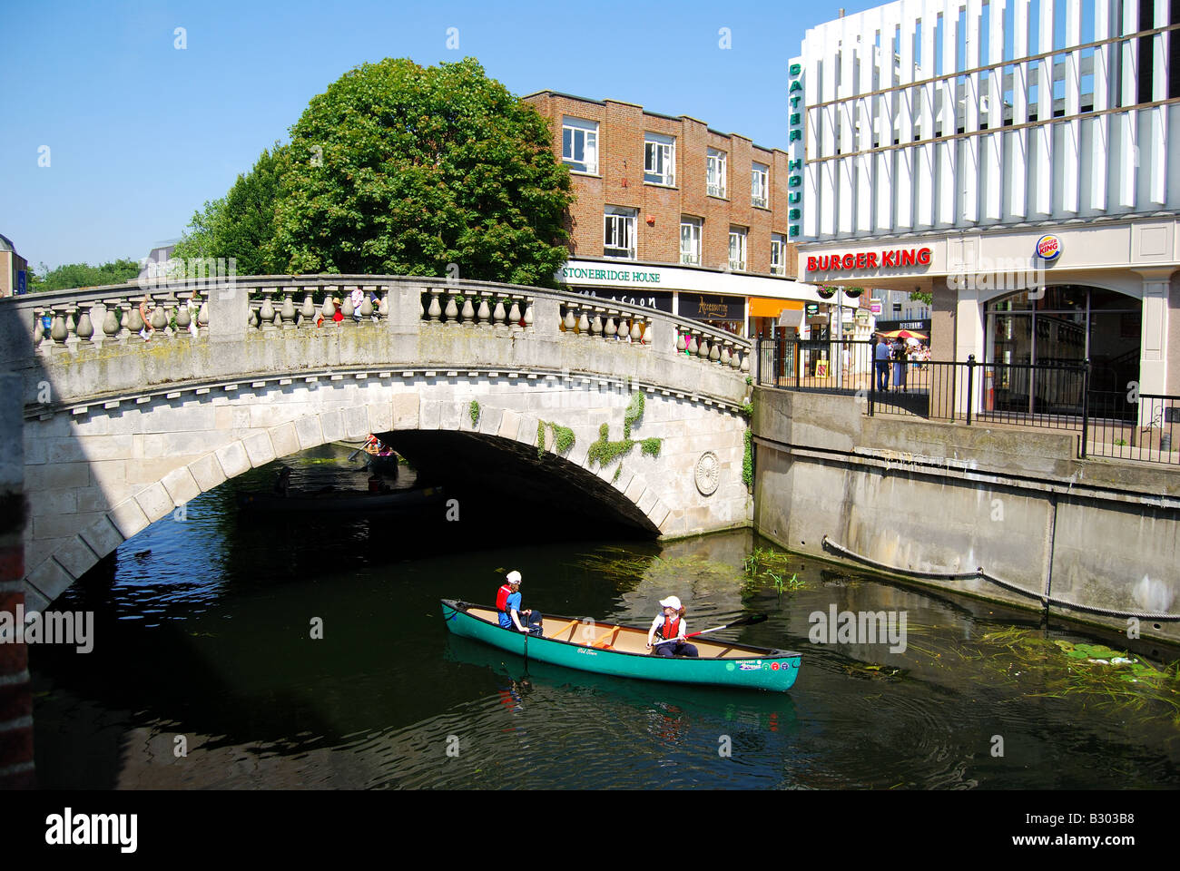 Steinbrücke über den Fluss Cam, High Street, Chelmsford, Essex, England, Vereinigtes Königreich Stockfoto