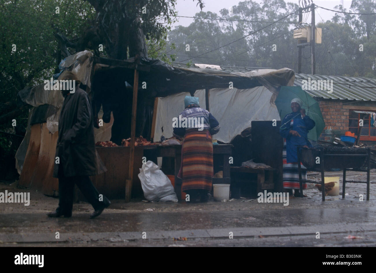 Street Scene und Straße Marktstände während Regenguß, Gugulethu Township, Südafrika, Afrika Stockfoto