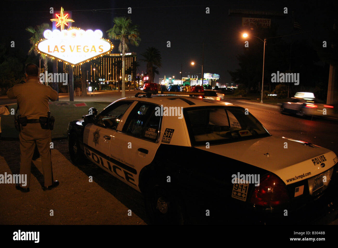 Las Vegas Polizeiauto am berühmten Las Vegas-Schild in der Nacht Stockfoto