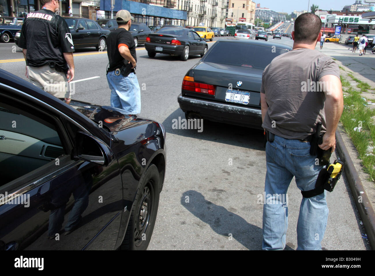 Zivilpolizisten in New York nähern sich in Harlem einem verdächtigen Auto Stockfoto
