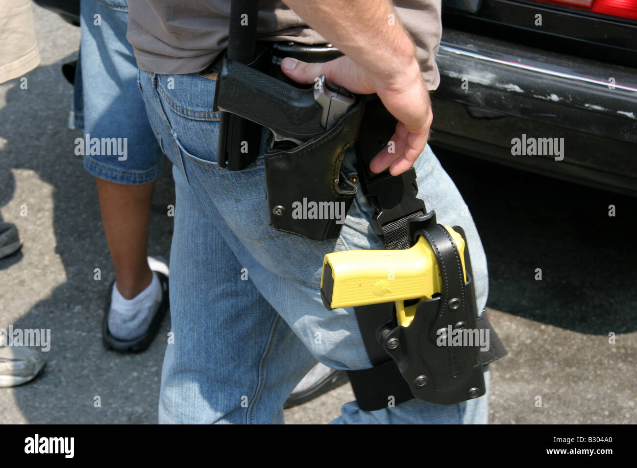 Zivilkleidung Polizei Detektiv in New York City mit Handfeuerwaffe und Tazer an Bein geschnallt bewaffnet Stockfoto