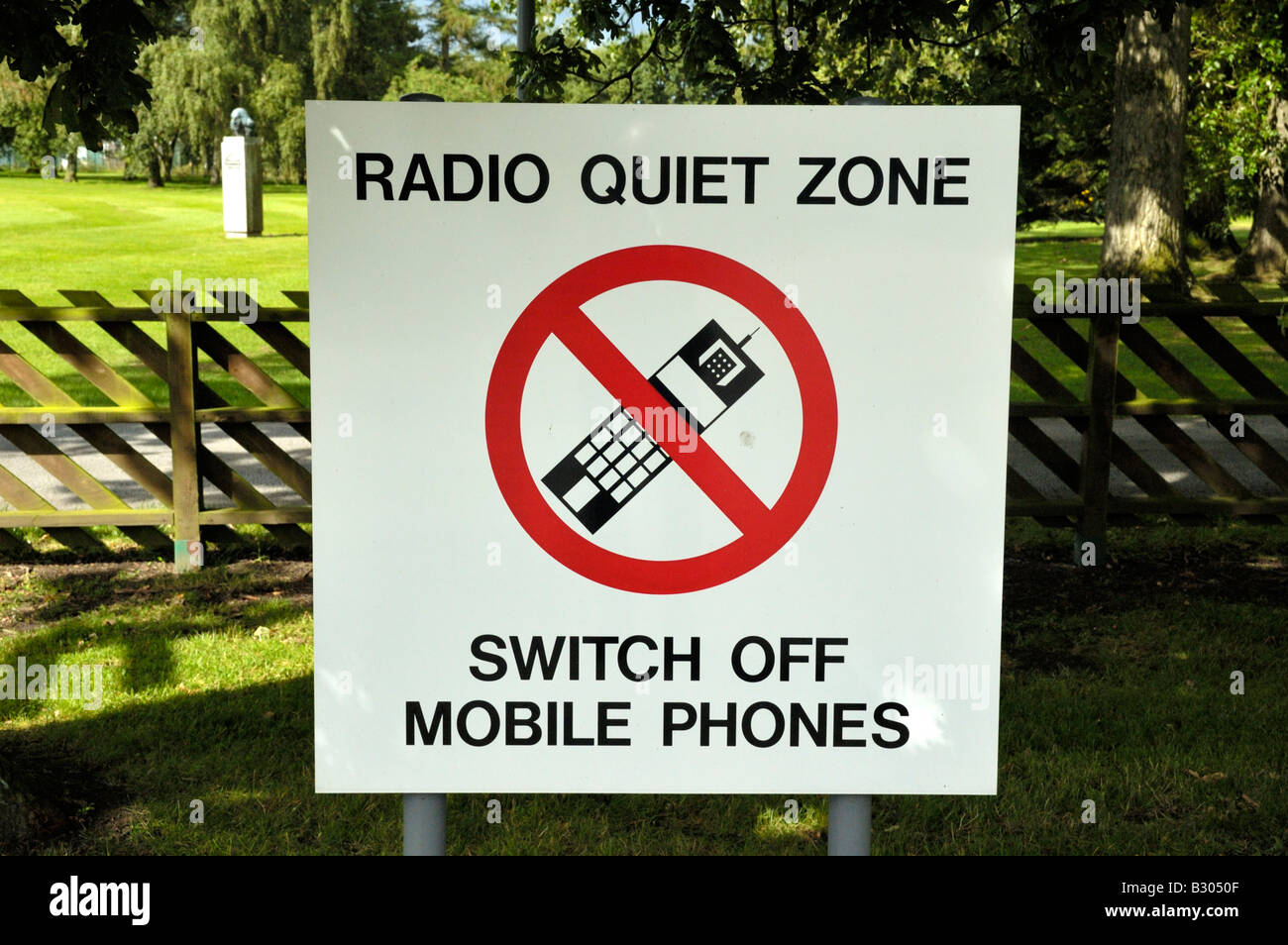 Schalten Sie Handy-Schild am Jodrell Bank Observatory Stockfoto
