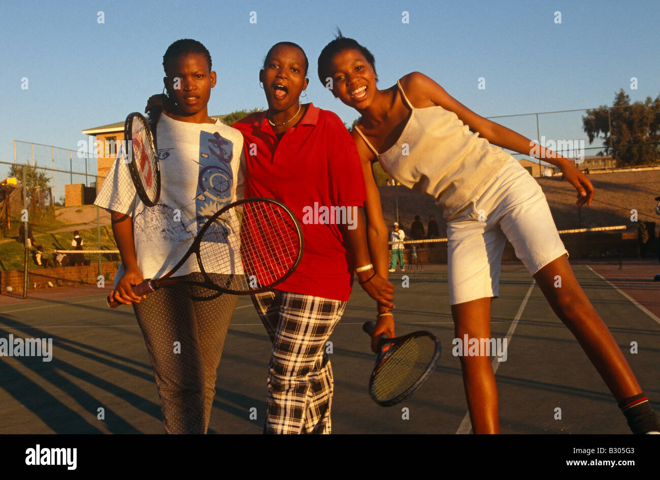 Frauen in Südafrika mit dem Tennisspielen. Stockfoto