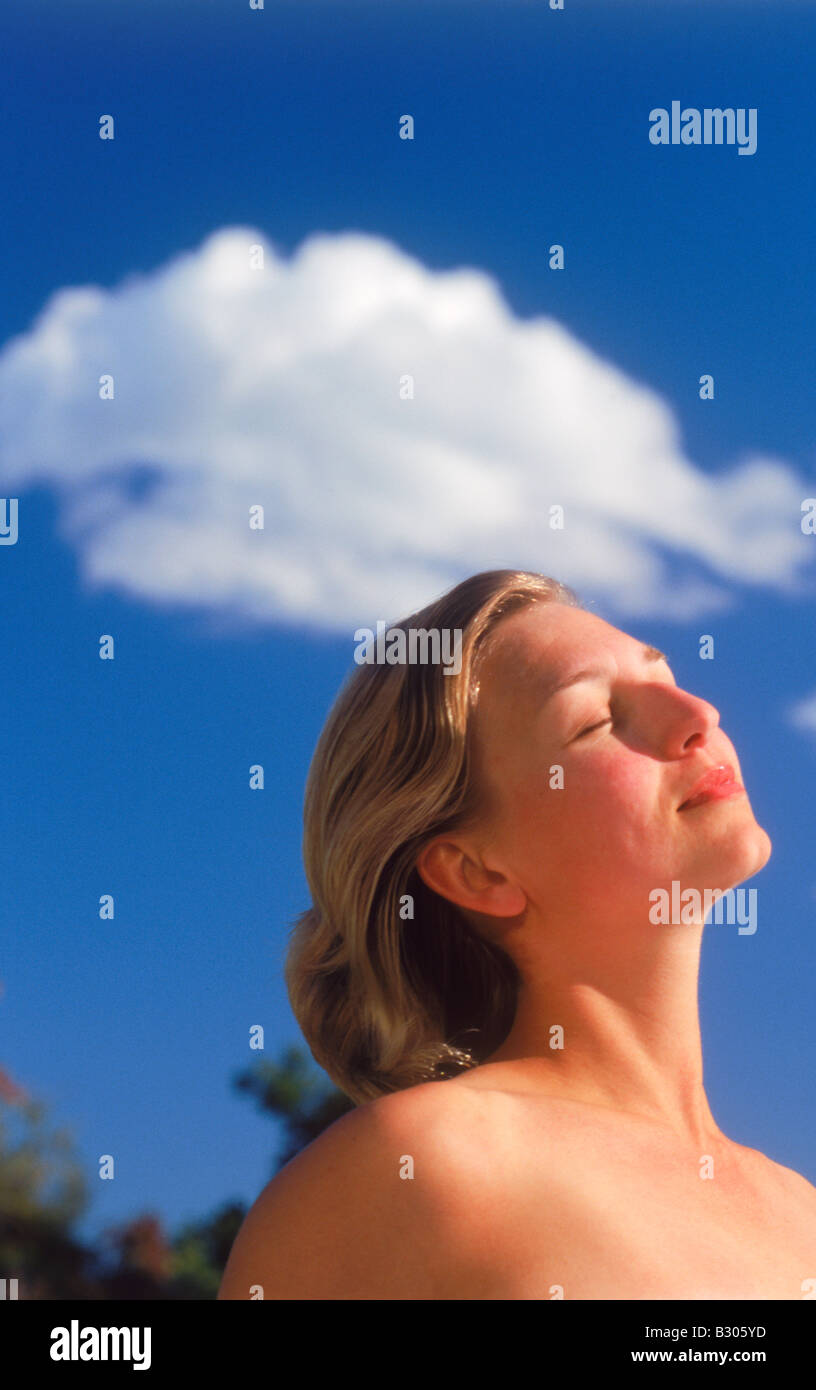 Schwedische Frau Sonnenbaden unter Cloud und blauen Himmel vorbei Stockfoto