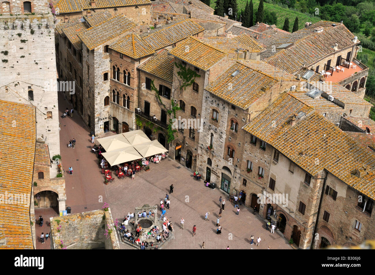 Ein Blick auf die Piazza Dell Cisterna aus der Torre Grossa im mittelalterlichen Dorf von San Gimignano in der Toskana Italien Stockfoto