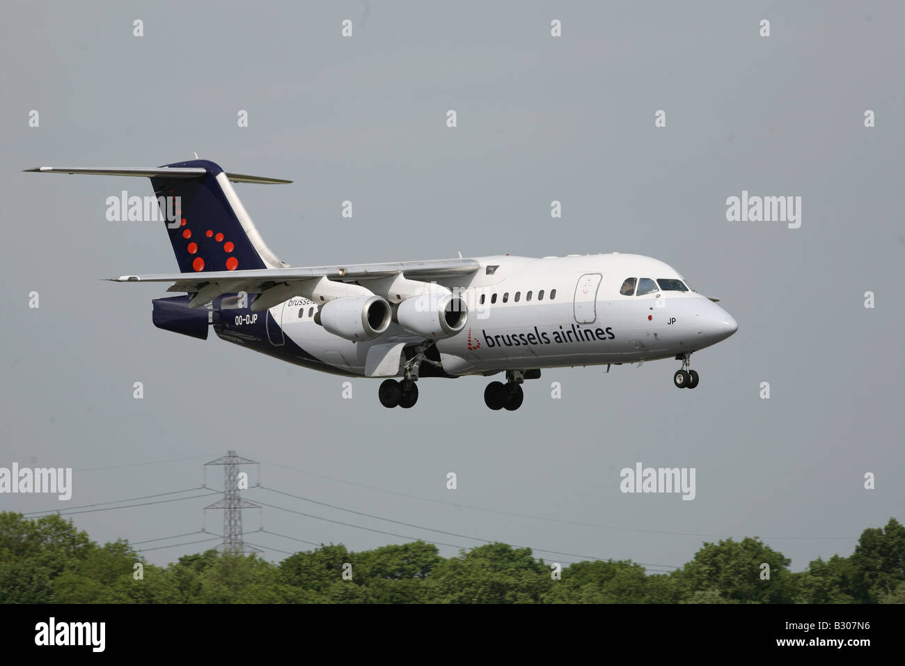 Brüssel Airlines BAe 146 RJ85 OO-DJP kommen ins Land am Mann Flughafen Manchester, Vereinigtes Königreich Stockfoto