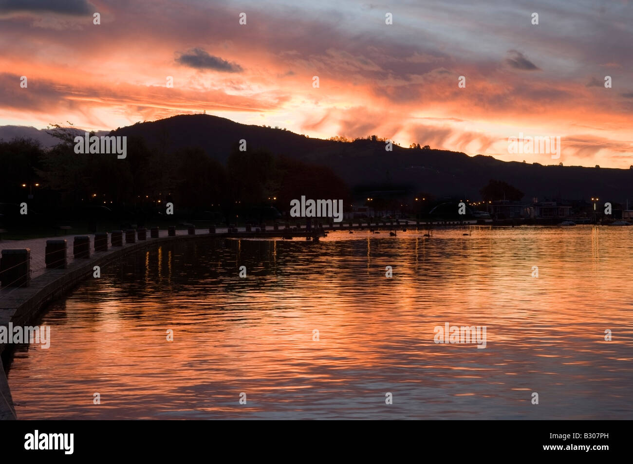 Flammenden Sonnenuntergang über Lake Rotorua, Neuseeland Stockfoto