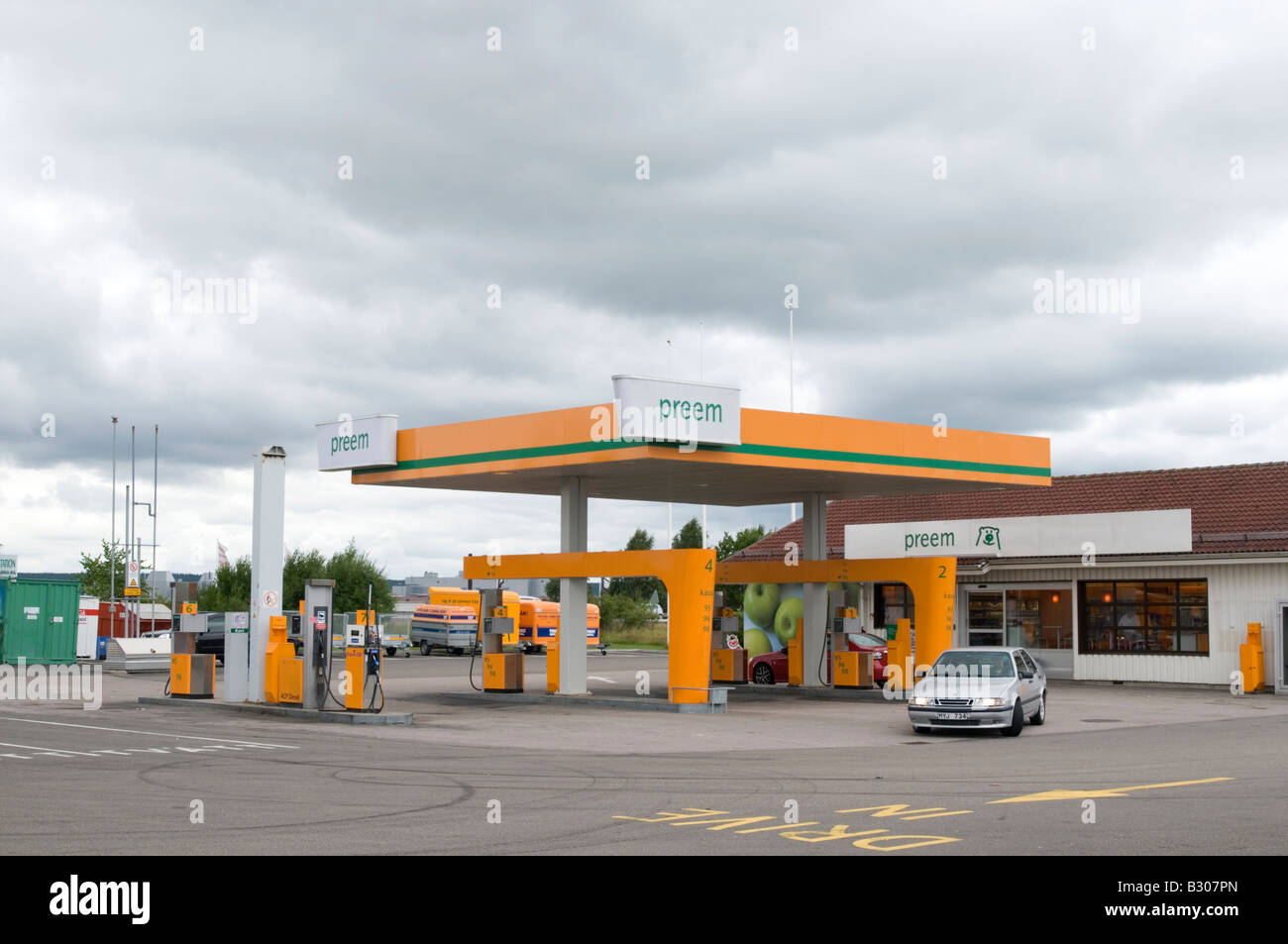 Füllgas Preem Tankstelle tanken Schweden Schwedisch Öl Firma Automarke Stockfoto