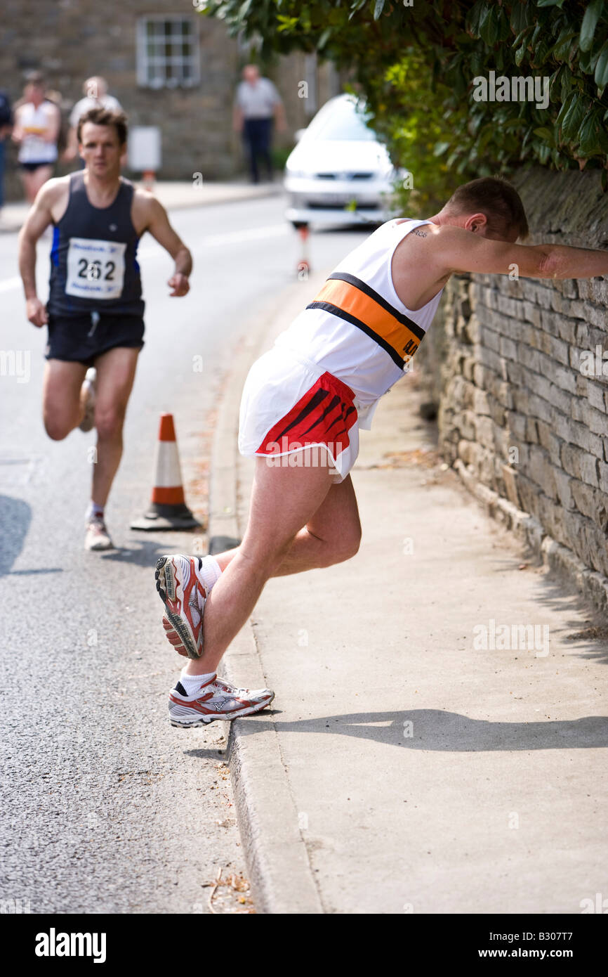 Läufer tun erstreckt sich über ein Straßenrennen Stockfoto