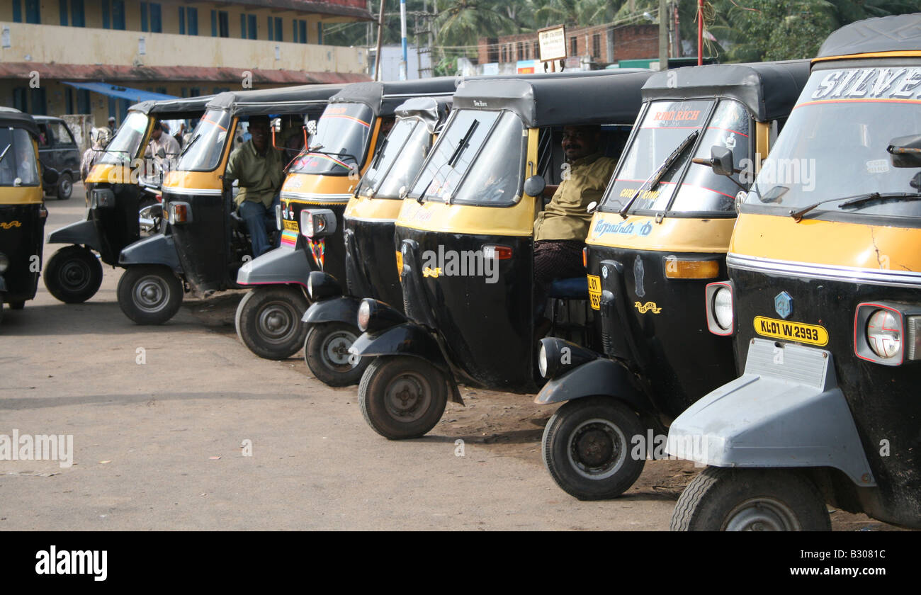 Auto-Rikschas warten auf Passagiere am Hafen von Vizhinjam, Trivandrum, Kerala, Indien Stockfoto