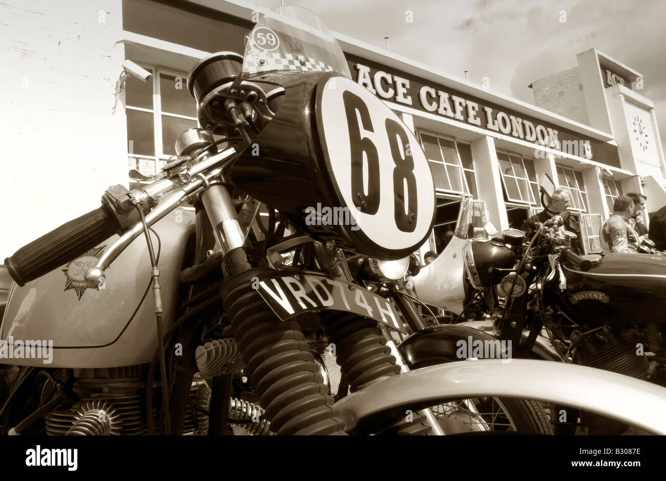 1960 s Cafe Racer Motorrad außerhalb der Ace Cafe London UK Stockfoto