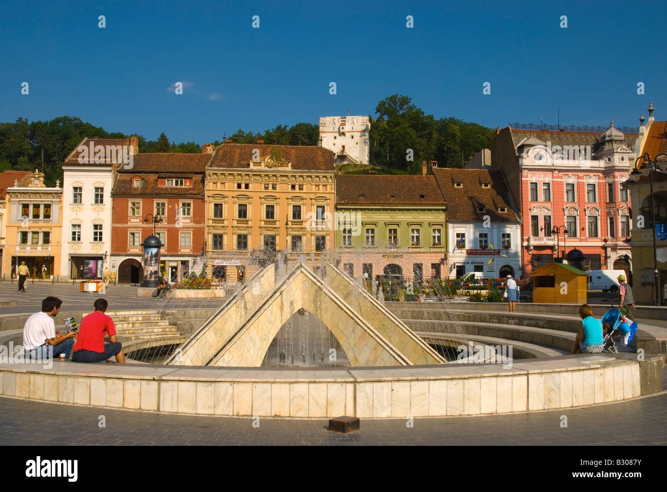 Piata Sfatului Platz mit weißen Turm in Zeitmessung in Brasov Siebenbürgen Rumänien Stockfoto