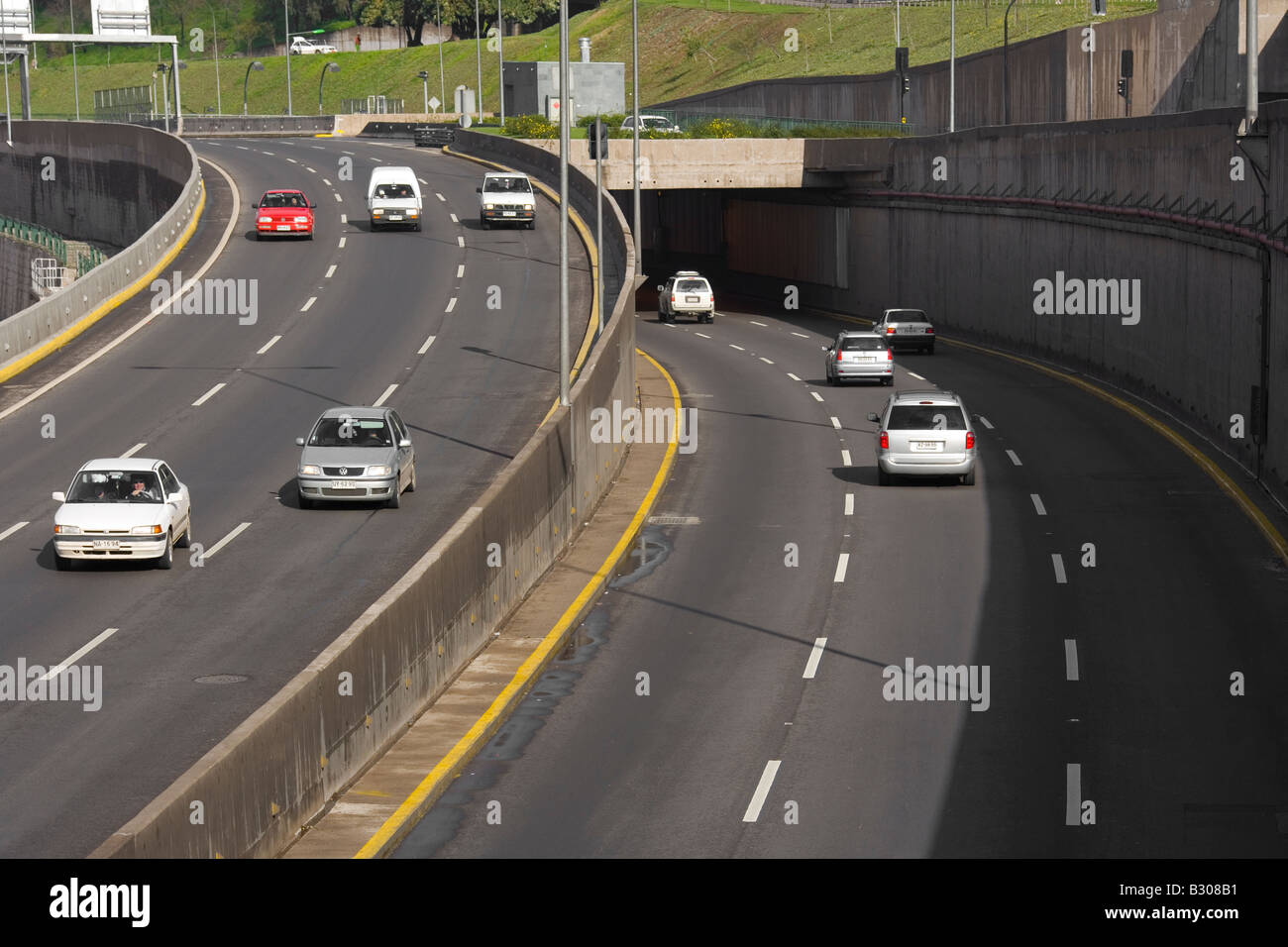 Fließenden Verkehr in ein Wochenende morgens bei der Costanera Norte Autobahn Santiago Chile Stockfoto