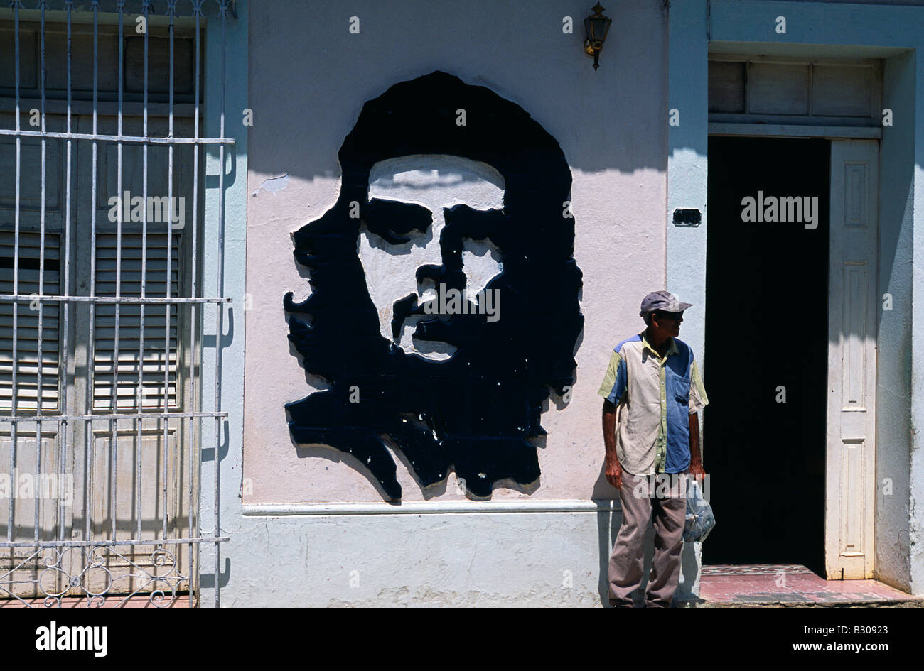 Alter Mann stand neben Wandbild von Che Guevara in der Weltkulturerbe Stadt Trinidad, Ost-Kuba Stockfoto