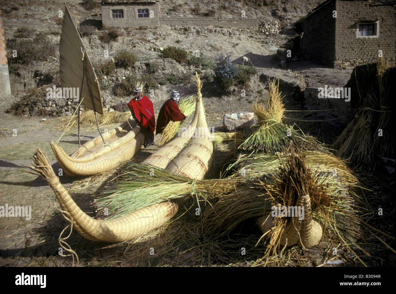 Die Erbauer des Thor Heyerdahl s Flöße Kon Tiki Leben auf ihrer Insel Suriqui am Titicaca-See-Bolivien Stockfoto Die Erbauer des Thor Heyerdahl s Flöße Kon Tiki Leben auf ihrer Insel Suriqui am Titicaca-See-Bolivien Stockfoto