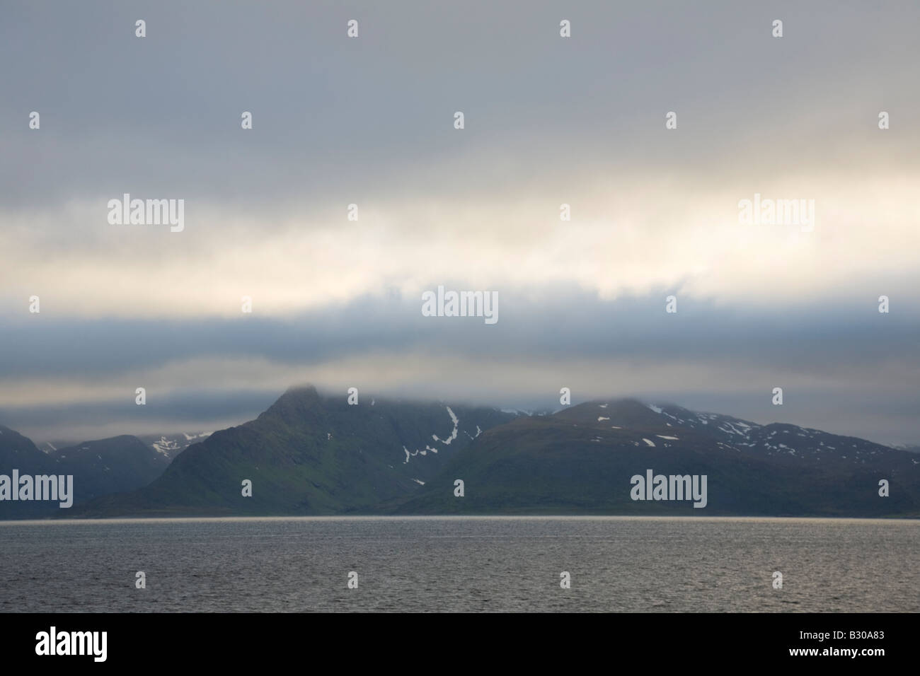 Blick auf die Küste der Finnmark vom Deck der Hurtigrute Stockfoto