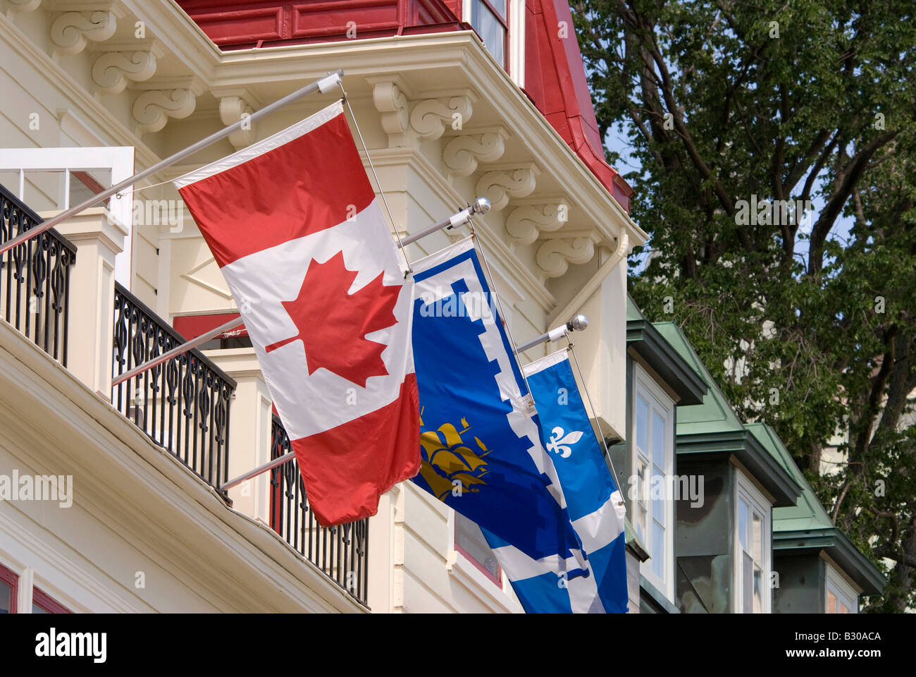 Kanadische Flaggen Old Quebec City Ville de Québec Provinzhauptstadt Quebec Sommer Stockfoto