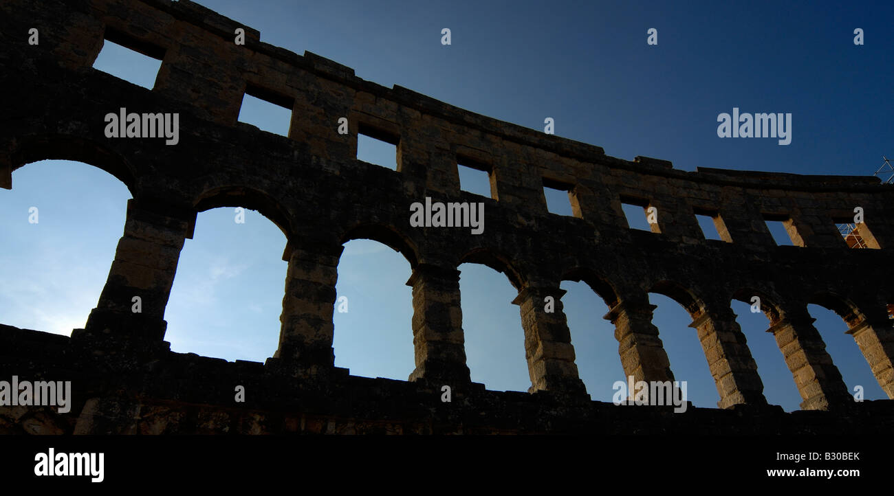 Bögen der alten römischen Amphitheater Arena in Pula Istrien Kroatien Stockfoto