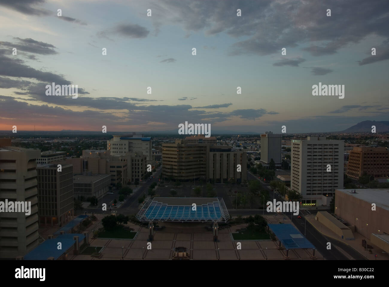 Anzeigen des Civic Plaza in Downtown Albuquerque, als die Sonne untergeht Stockfoto