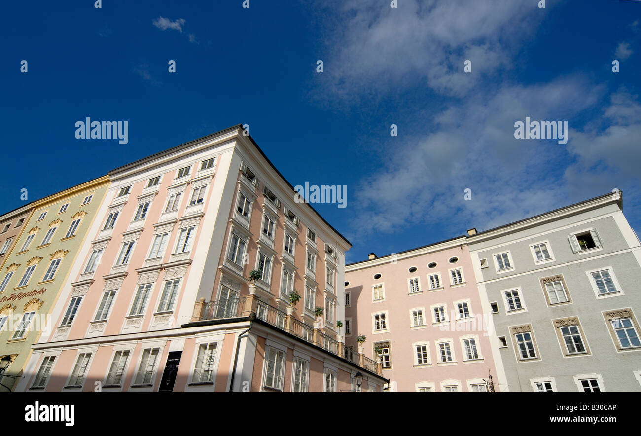 Fassaden der Häuser auf dem Alter Markt Alter Marktplatz in Salzburg Österreich Stockfoto