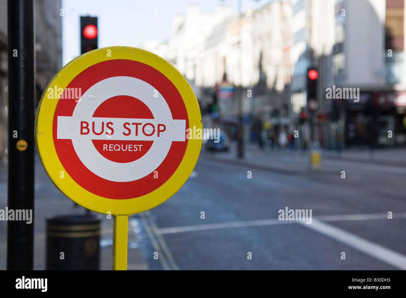 Bushaltestelle Anfrage Stand Zeichen London Stockfoto