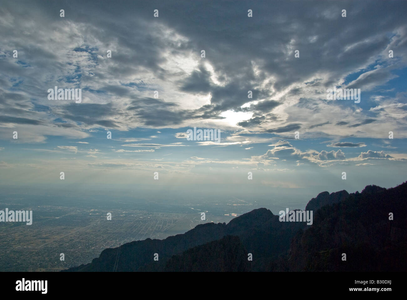 Ein Panorama der Sandia Berge, Wolken und Verbreitung unter Albuquerque-Stadt Stockfoto
