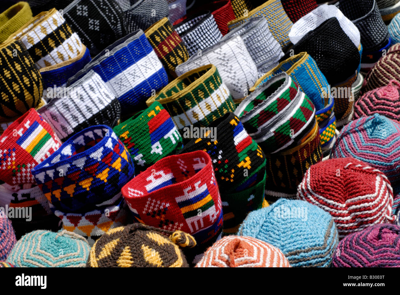 Hüte für Verkauf in den Souk Marrakesch, Nord-Afrika exotischen Rahmenhölzer Erinnerungen an Besuch in Marrakesch Markt Gewürz-Souk. Stockfoto