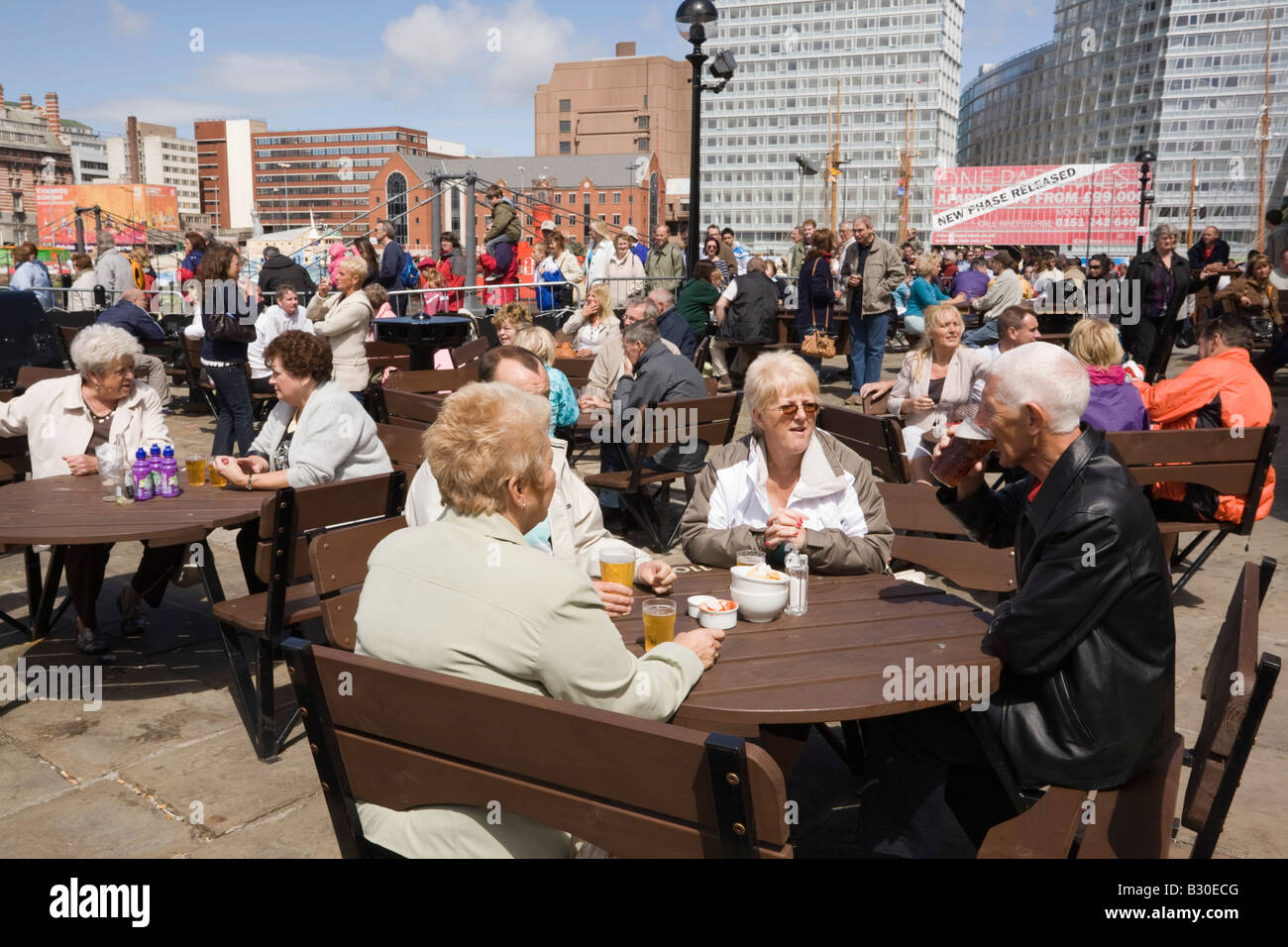 Das Pumphouse Pub mit englischen Leuten, die im Sommer an Tischen im Freien in einem belebten Biergarten sitzen. Liverpool Merseyside England Großbritannien Stockfoto