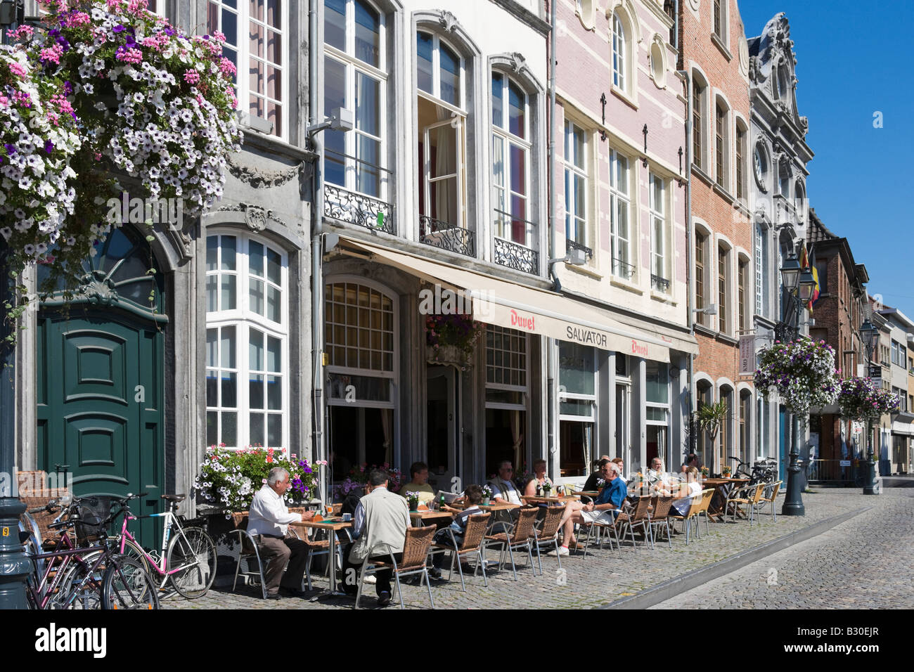 Cafés und Giebelhäuser in der Grote Markt (Hauptplatz), Mechelen, Belgien Stockfoto