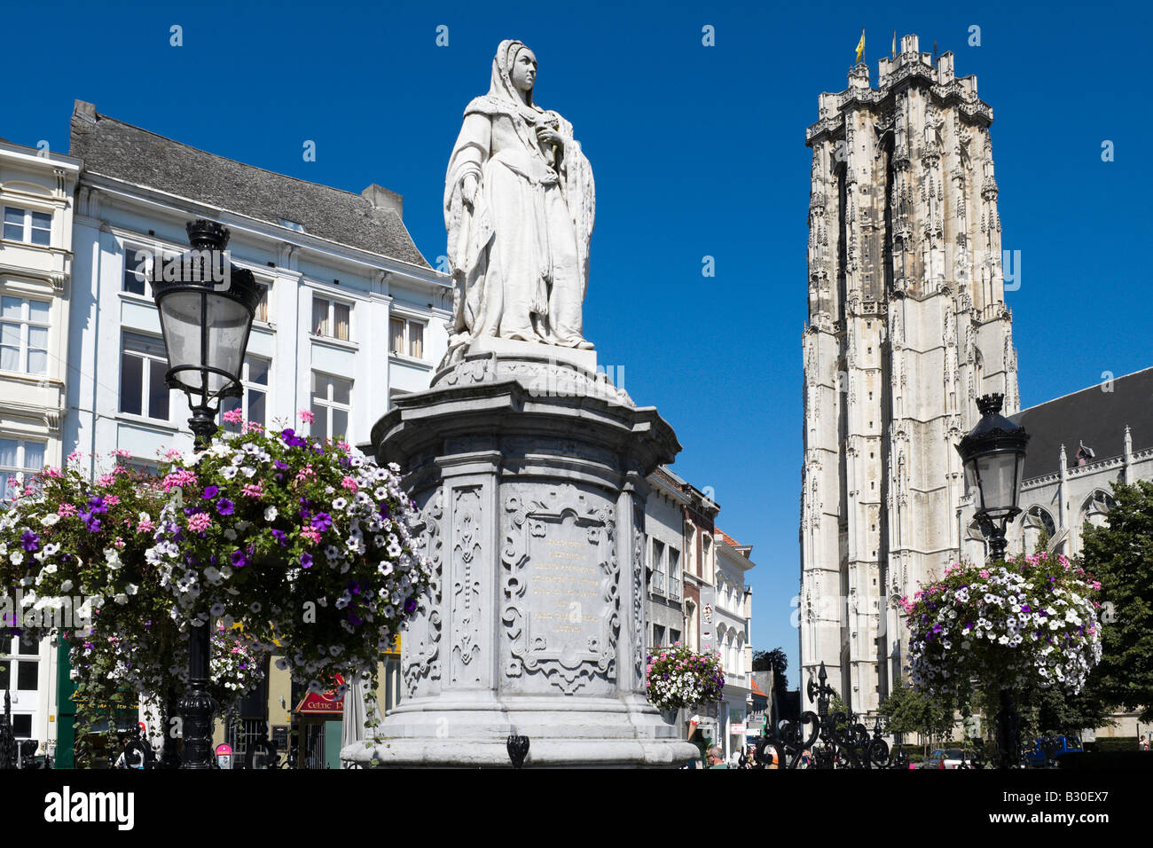 Statue von Margarete von Österreich und den Turm der St. Romboutskathedraal in der Grote Markt (Hauptplatz), Mechelen, Belgien Stockfoto