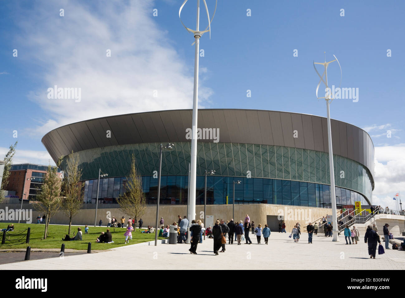 Kings Parade, Liverpool, Merseyside, England, UK, Europa. Moderne Echo Arena und Convention Center Gebäude am Flussufer Stockfoto