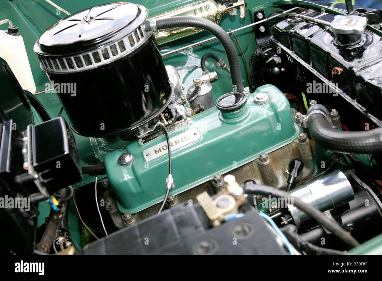 Oldtimer-Motor eine enge schauen sauber brillant rot rosa Auto offenen Fahrzeug Transport Zylinder mechanische Reparatur pflegen bewahrt Stockfoto