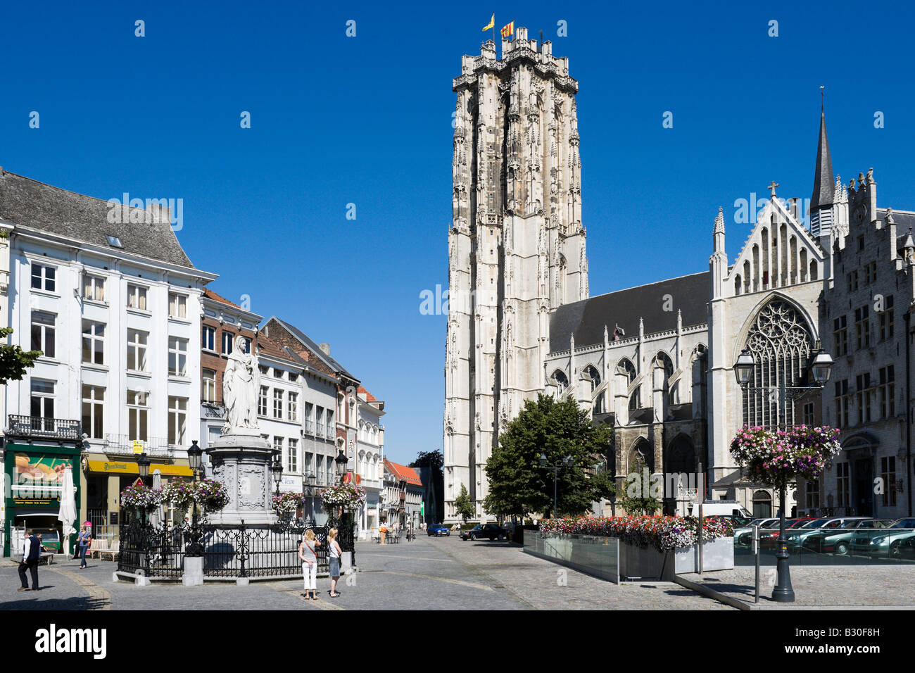St Romboutskathedraal in der Grote Markt (Hauptplatz), Mechelen, Belgien Stockfoto