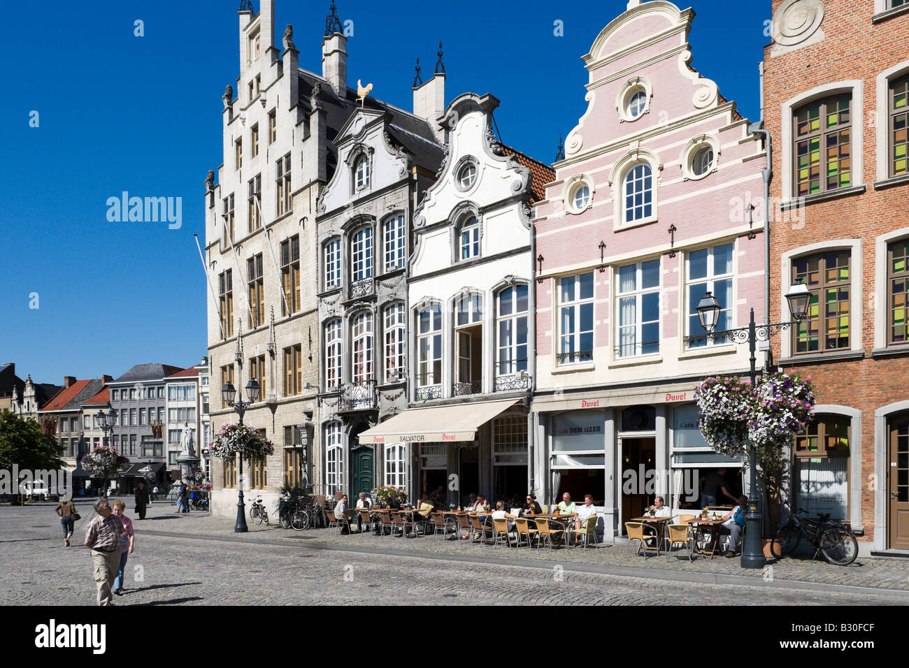 Cafés und Giebelhäuser in der Grote Markt (Hauptplatz), Mechelen, Belgien Stockfoto