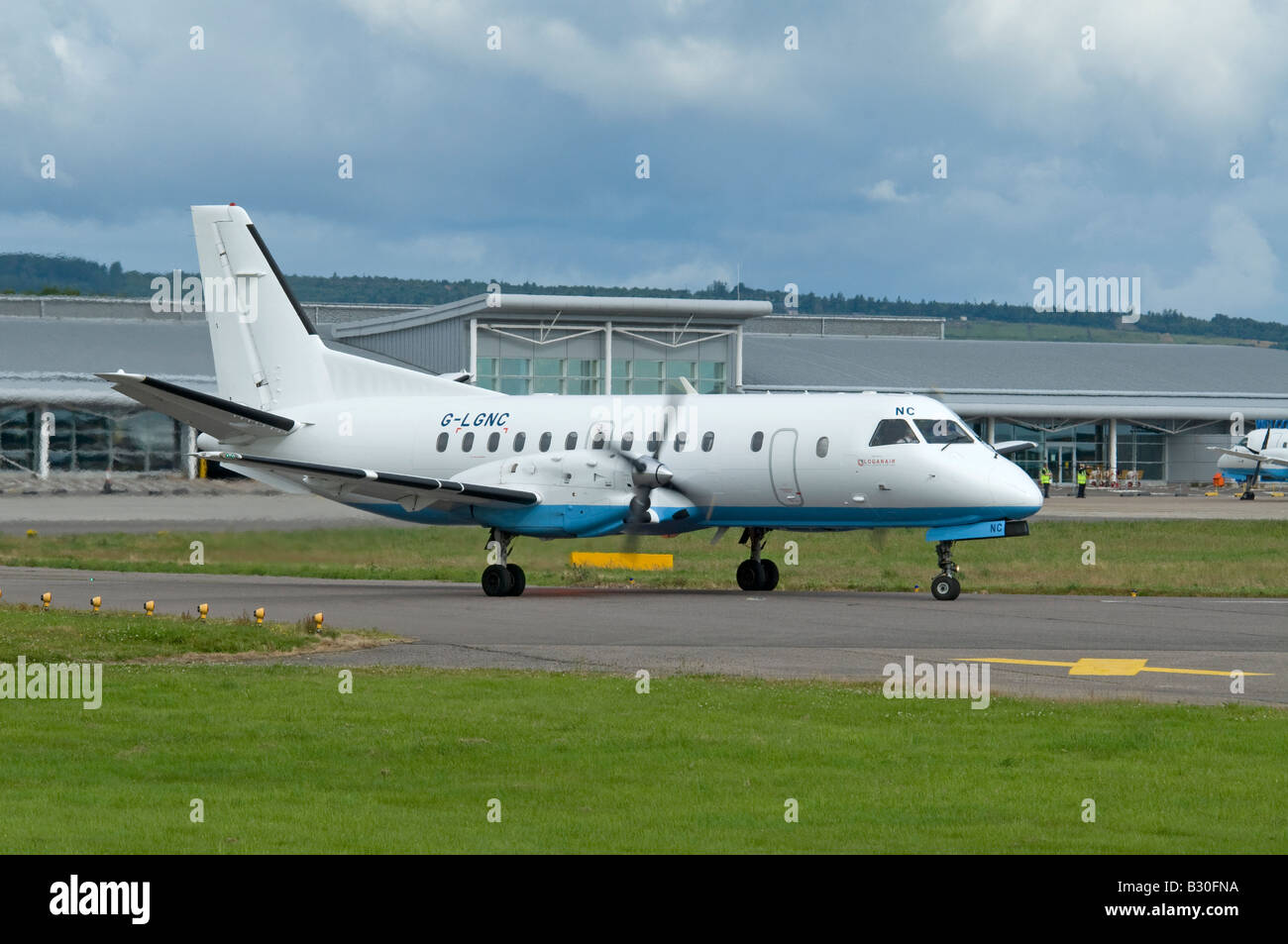 SF Saab 340 b Turbo Prop Passagierflugzeug im Besitz von Flybe von Loganair Flughafen Inverness betrieben.  BCY 0588 Stockfoto