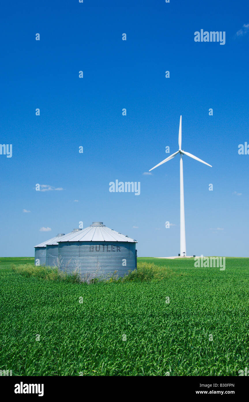 Ein Windrad zur Stromerzeugung in einem Feld von Getreide mit Lagerplätzen im ländlichen North Dakota USA Stockfoto