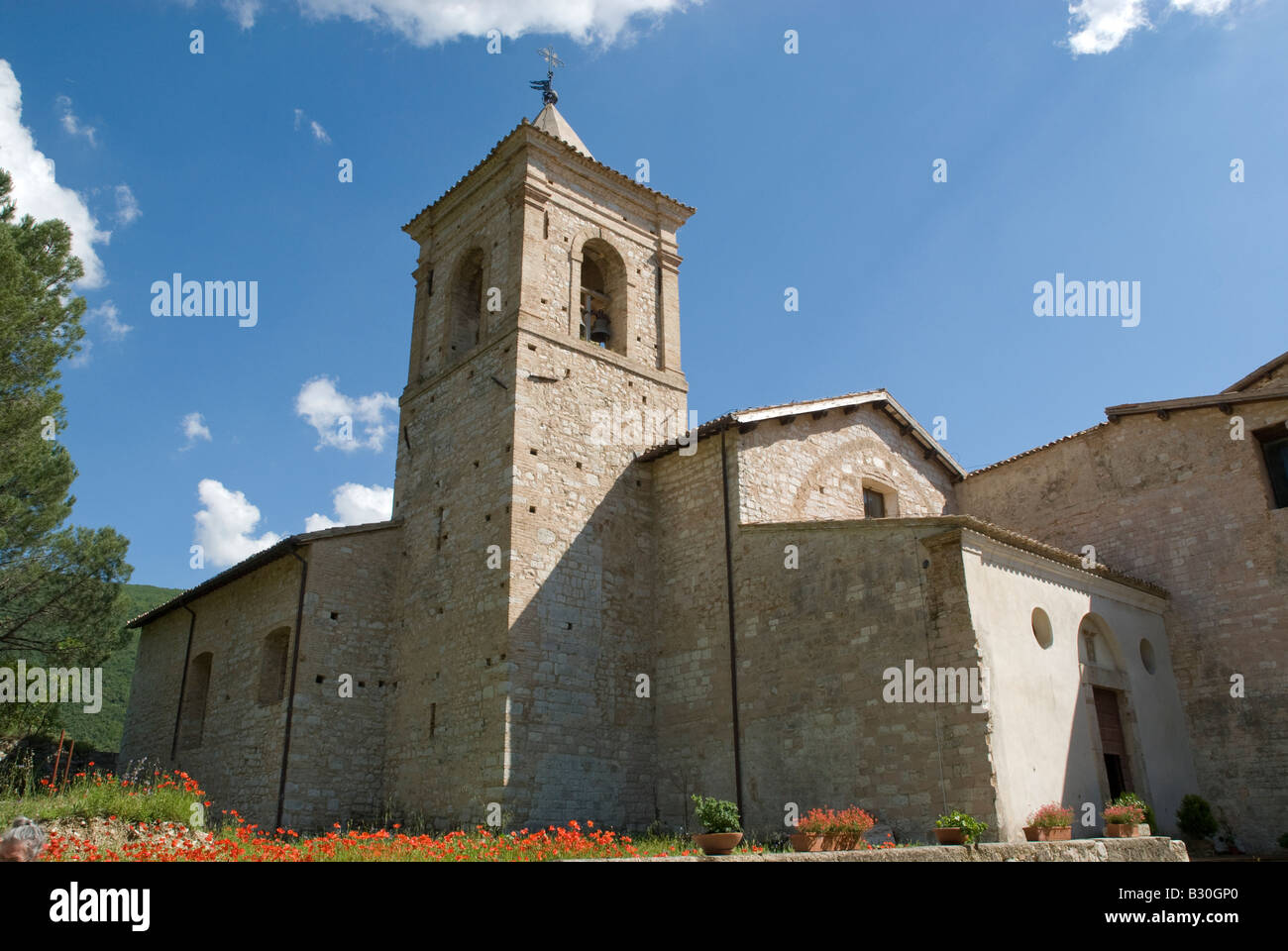 Die Abbazia di Santa Croce in Sassovivo in der Nähe von Foligno in Umbrien Italien. Benediktiner-Abtei an den Hängen des Mount Serrone es wurde von der Benediktiner-Kinder um das Jahr 1070, vermutlich von Monaco Meinhard, gegründet, die vielleicht aus Sitria Land an den Hängen des Monte Catria kam. La Costruzione Venne Basata Su Una Preesistente Rocca Fortificata Posseduta dai Monaldi, Donata al Monaco dal Proprietario di Allora, il Conte Ugolino di Uppello, in Precedenza vi Si Trovava Probabilmente un Santuario Umbro. Die Konstruktion basierte auf eine bereits vorhandene befestigte Festung von Monaldi, Dona kontrolliert Stockfoto