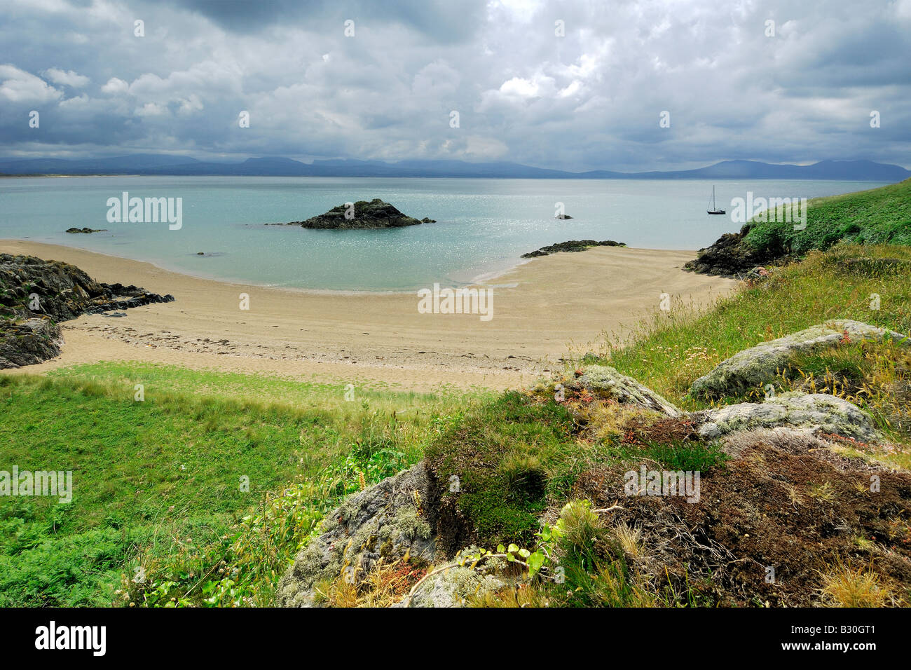 Porth Y Clochydd auf Llanddwyn Insel vor der Küste von Anglesey in Newborough Warren Stockfoto