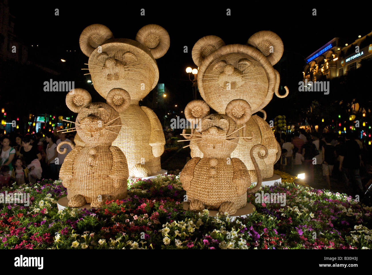 Jahr der Ratte Tet Dekorationen bei Nacht Nguyen Hue Saigon Vietnam Stockfoto