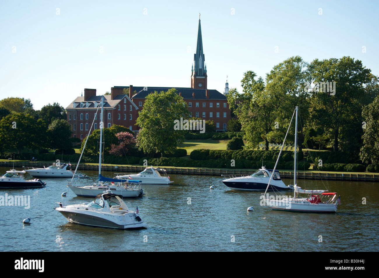 Segelboote vor Anker entlang der Annapolis-Uferpromenade mit dem historischen Charles Carroll House und St. Marien Kirche in der Skyline. Stockfoto