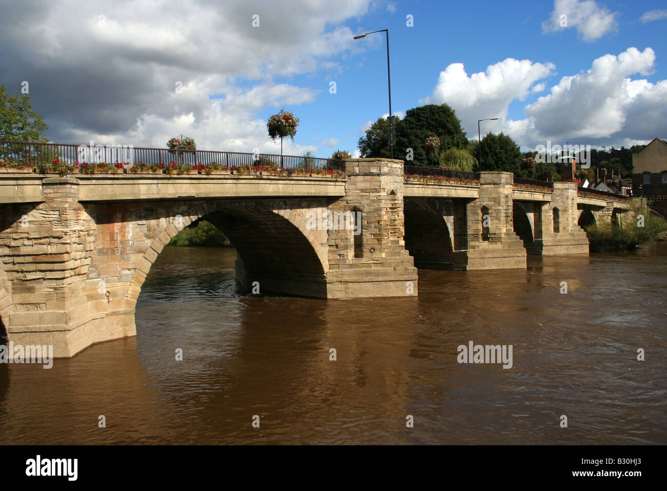 Eine steinerne Bogenbrücke überqueren den Fluss Severn Stockfoto