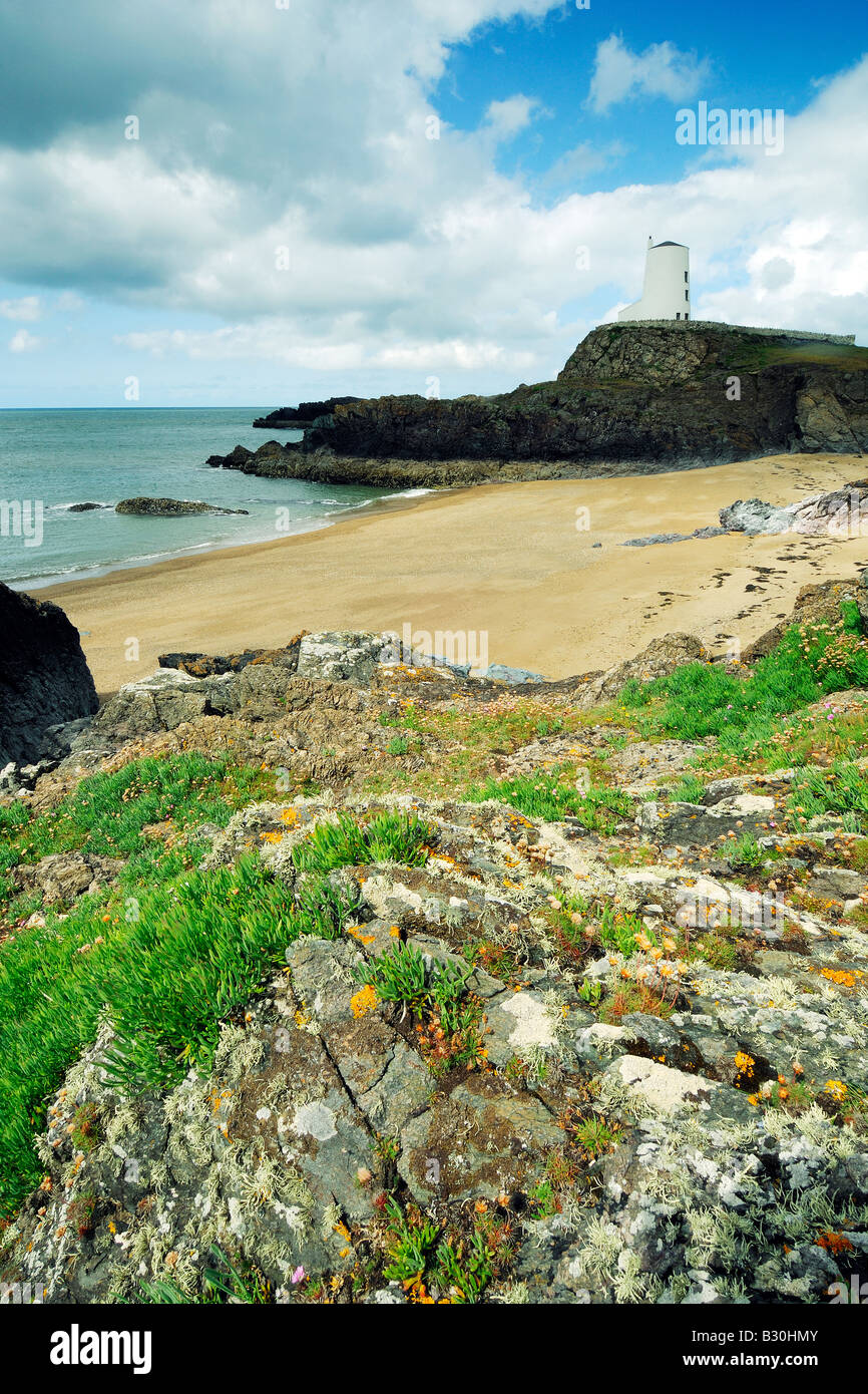 Leuchtturm am Porth Twr Mawr auf Llanddwyn Island vor der Küste von Anglesey in Newborough Warren Stockfoto