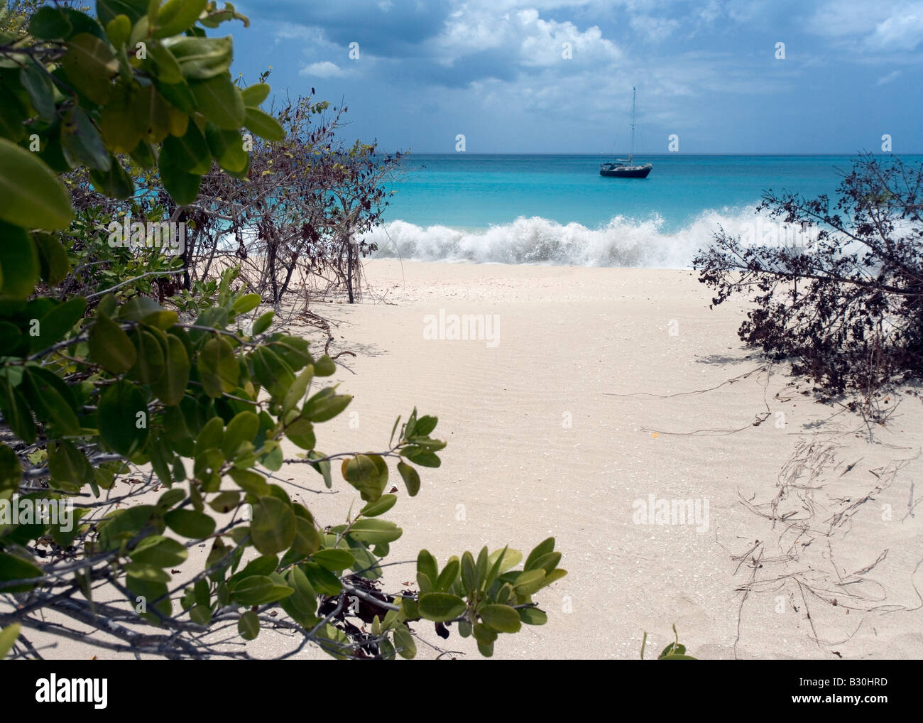 Radiant Wasser ein Kreuzfahrt-Segelboot und rosa Sand entlang 11 Meile Strand Barbuda West Indies Stockfoto
