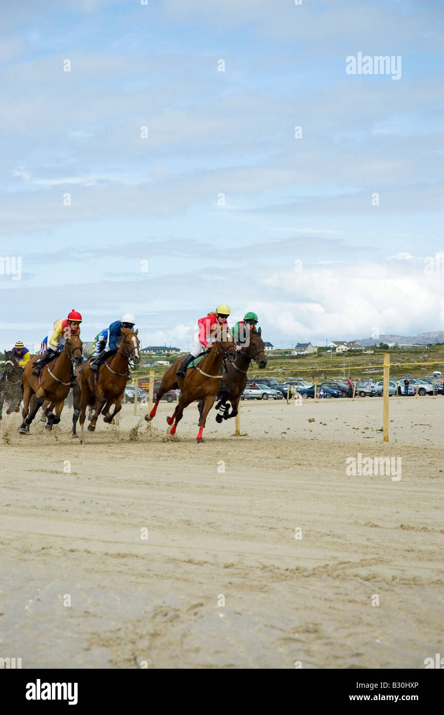 Pony racing auf dem Strand, Omey Rennen, in der Nähe von Clifden, Connemara, County Galway, Irland Stockfoto