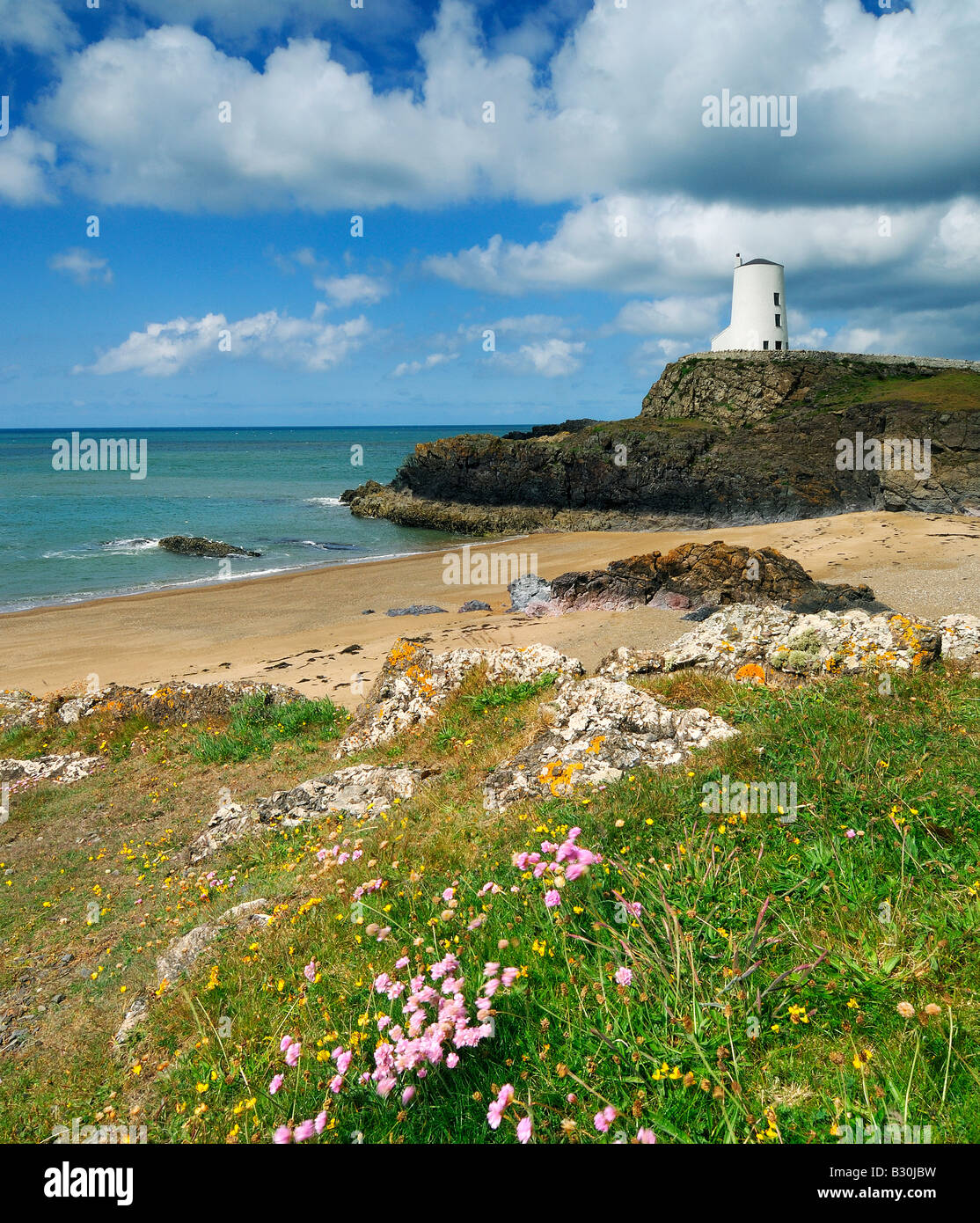 Leuchtturm am Porth Twr Mawr auf Llanddwyn Island vor der Küste von Anglesey in Newborough Warren Stockfoto
