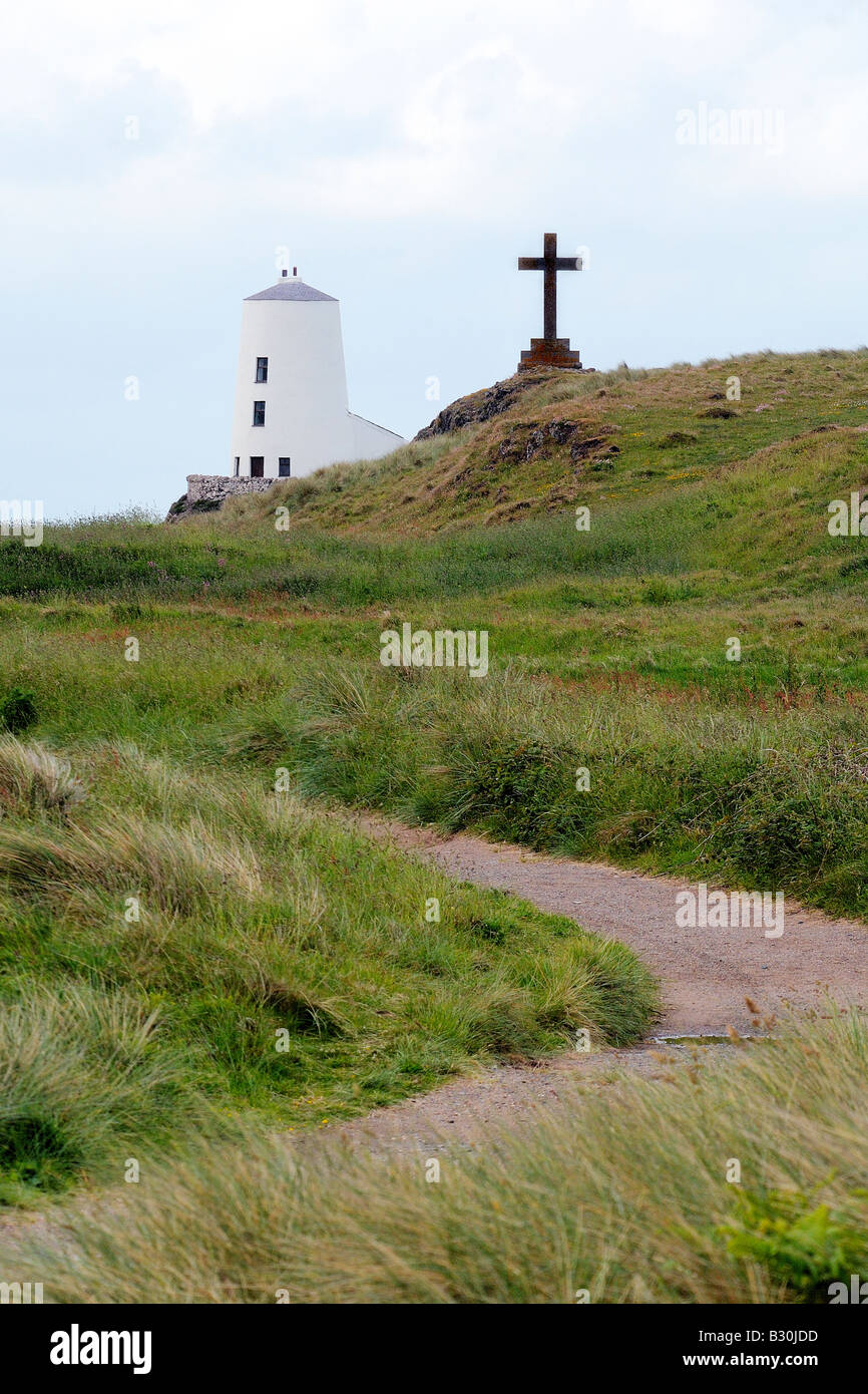 St Dwynwen Cross und der Leuchtturm am Porth Twr Mawr auf Llanddwyn Insel abseits der Küste von Anglesey in Newborough Warren Stockfoto