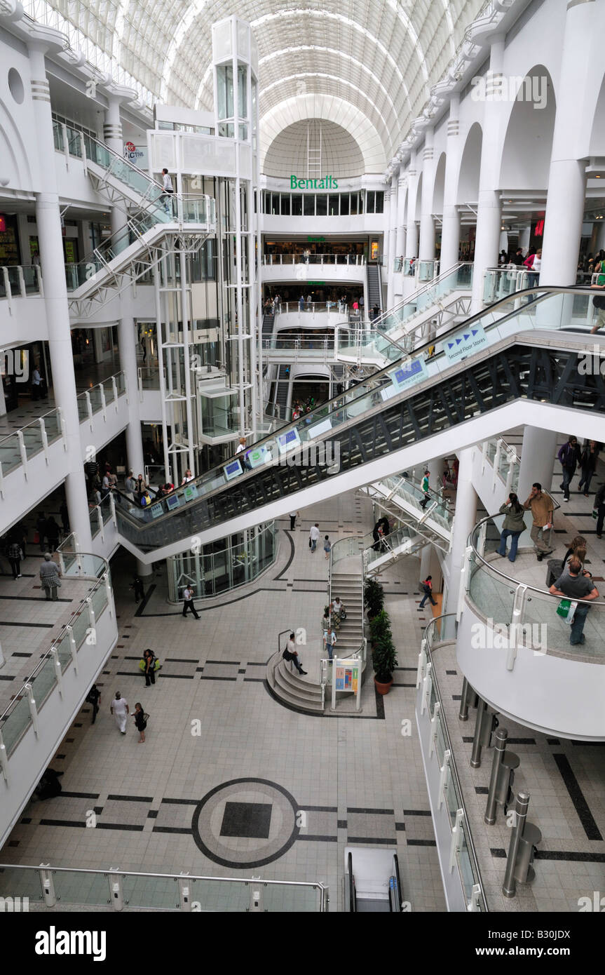 Das Bentall Einkaufszentrum, Kingston, London, UK, zeigen die vier Etagen des shopping, Glasdach und Rolltreppen Stockfoto